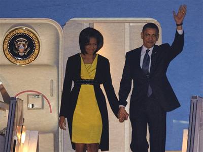 Obama s manelkou na letiti v Británii